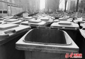 北京小區(qū)物業(yè)垃圾桶堵門(mén)，以新?lián)Q舊是好事，掃尾工作也要落實(shí)