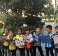 繪海報(bào)、走社區(qū) 杭州伢兒們挨家挨戶宣傳環(huán)保理念