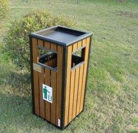 女孩撿垃圾扔進(jìn)分類果皮箱，赤子之心令人稱贊