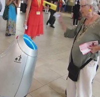 自動接物垃圾桶小發(fā)明，或?qū)⒏淖內(nèi)藗內(nèi)永绞? width=