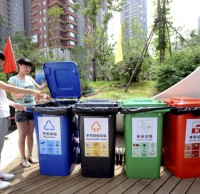 小區(qū)分類垃圾桶不分類，居民街道辦齊心整治有害垃圾