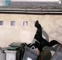 高墻往下跳滑倒扎進(jìn)垃圾桶，跑酷也要注意安全