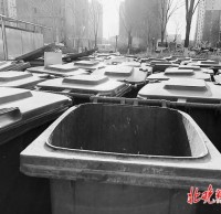 北京小區(qū)物業(yè)垃圾桶堵門，以新?lián)Q舊是好事，掃尾工作也要落實(shí)