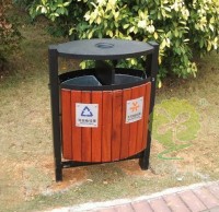 分類(lèi)垃圾箱上的愛(ài)