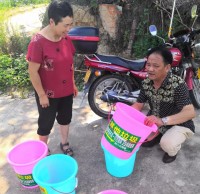 干部為村民發(fā)放了分類垃圾桶