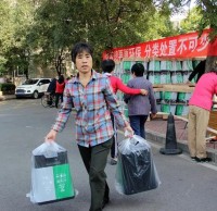 六圈村開展免費(fèi)發(fā)放分類垃圾桶活動