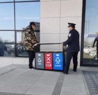 發(fā)放分類垃圾箱 推進垃圾分類工作