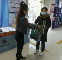 發(fā)放分類垃圾桶 深入推行垃圾分類