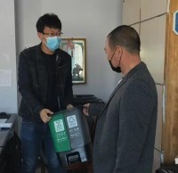 南長山街道發(fā)放分類垃圾桶，引領垃圾分類新風尚