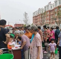 崔寨街道開展社區(qū)免費(fèi)發(fā)放分類垃圾桶活動！