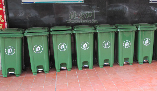 社區(qū)移動(dòng)塑料垃圾桶